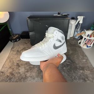 Jordan Retro 1 “Pure Money”